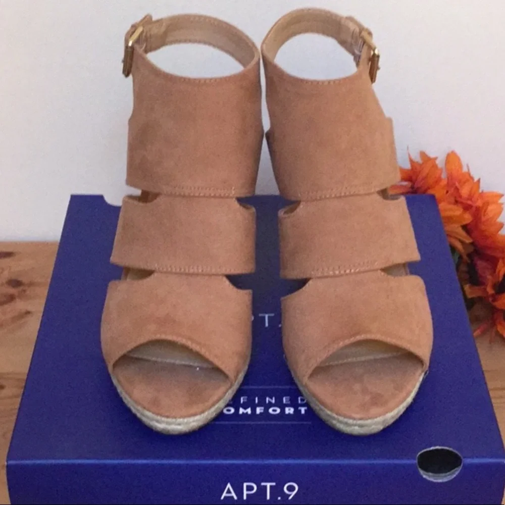 SPECIAL SALE 🎉Great Looking New Apt. 9 Wedges Sz 10 - Picture 2 of 6